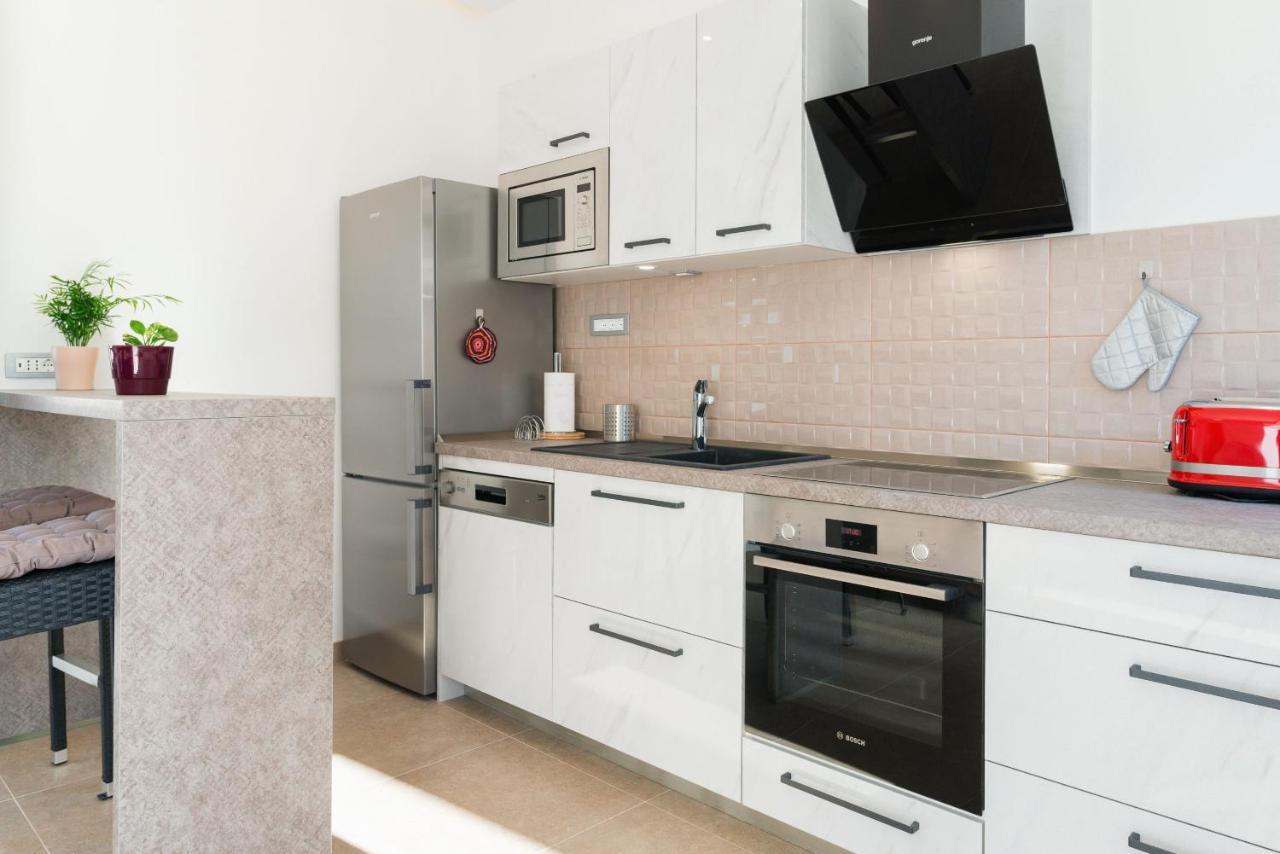 Beach Residences Caroline Хвар Экстерьер фото